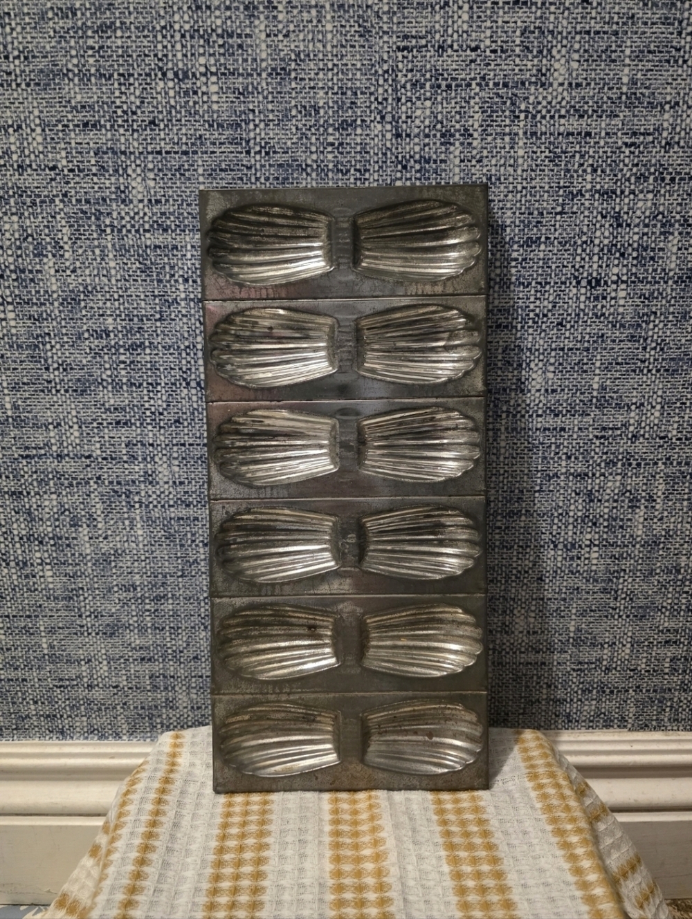 Vintage 12-Cavity Metal Madeleine Baking Mold - French Shell Cake Pan